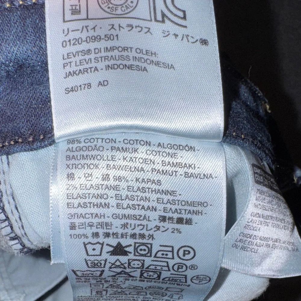 Levis Strauss- Women’s Classic Blue Denim Cuffed Capris Size 6 - Picture 11 of 15